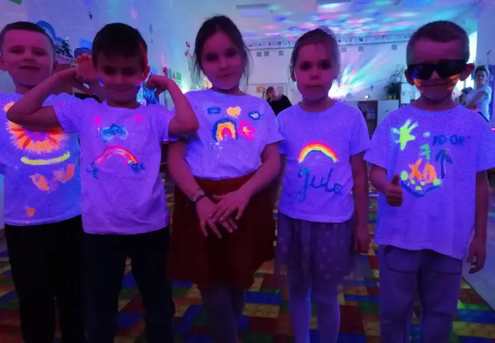 Dzieci na fluo party w koszulkach z neonowymi wzorami. Jak się ubrać? Kolorowo i z wyobraźnią!