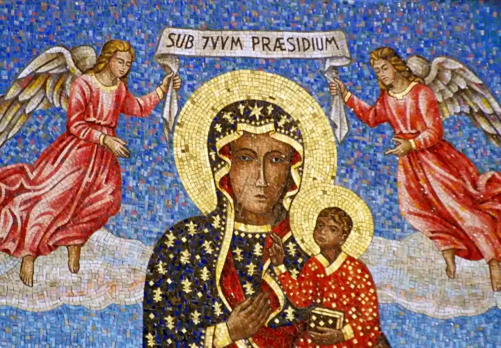 Mozaika Matki Boskiej z Dzieciątkiem i aniołami, symbolizująca święte miejsca w Polsce.