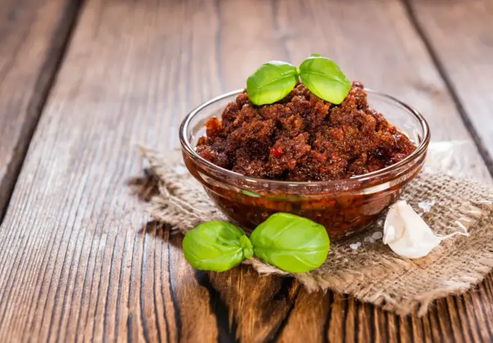 Jak zrobić pesto z suszonych pomidorów - prosta i smaczna receptura