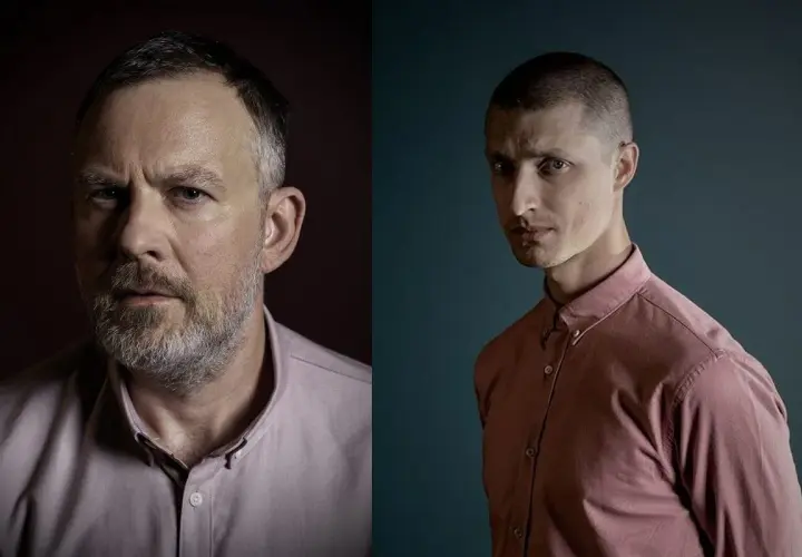 Dwóch aktorów Teatru Nowego w Warszawie, starszy z brodą i młodszy z krótkimi włosami, w różowych koszulach.
