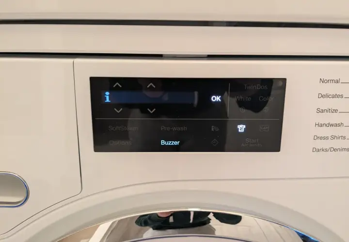 Miele Waschmaschine reinigen: Das Display zeigt Optionen wie "SoftSteam", "Pre-wash" und "Buzzer".