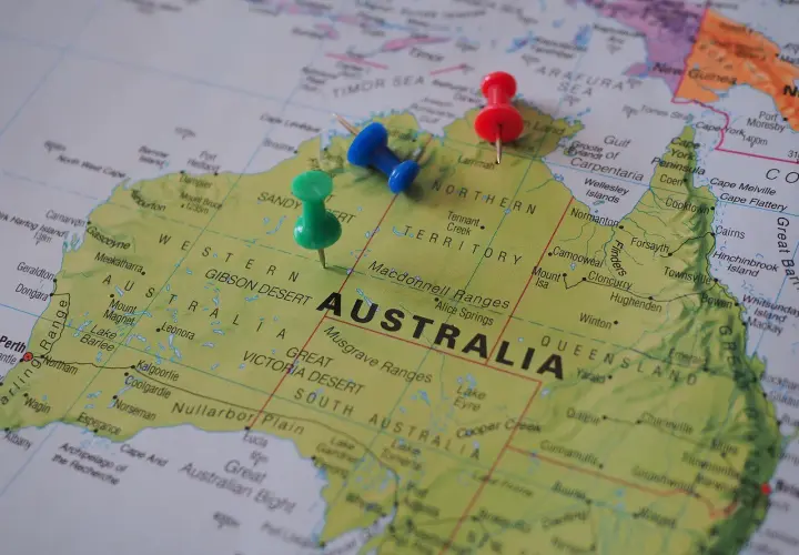 Na mapie zaznaczono piny na kontynencie, który jest państwem - Australią.