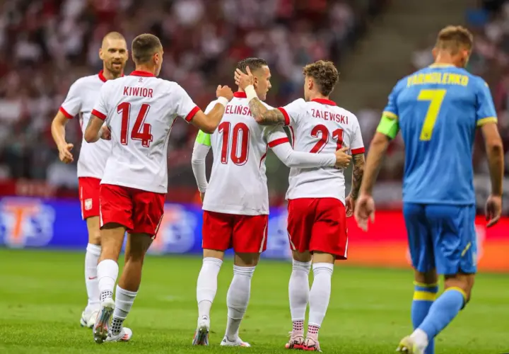 Piłkarze Polski świętują, jeden z nich z numerem 10, na tle gracza z Ukrainy. Emocje meczu euro Polska Ukraina.