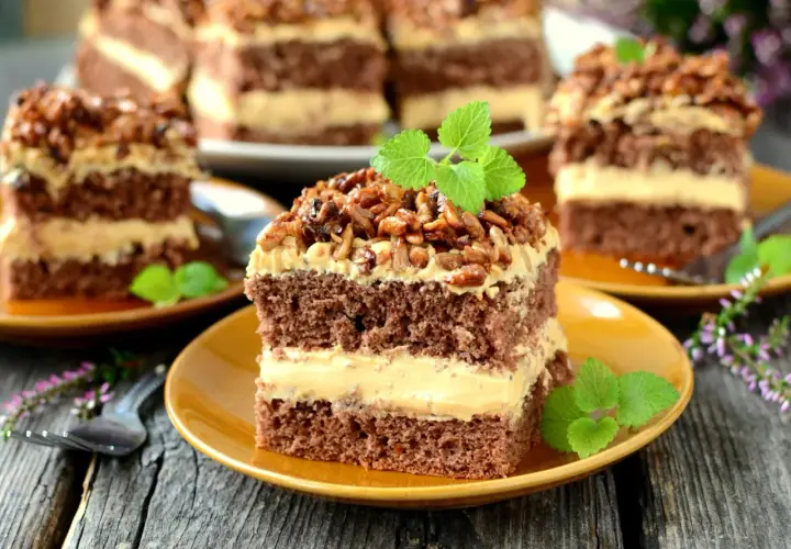 Pyszne ciasto ze słonecznikiem i masą krówkową i mascarpone, udekorowane miętą.