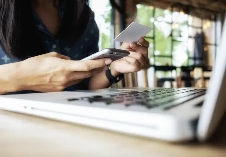 Opłaty, limity i czas realizacji transakcji na platformach rozrywkowych online – co warto wiedzieć?