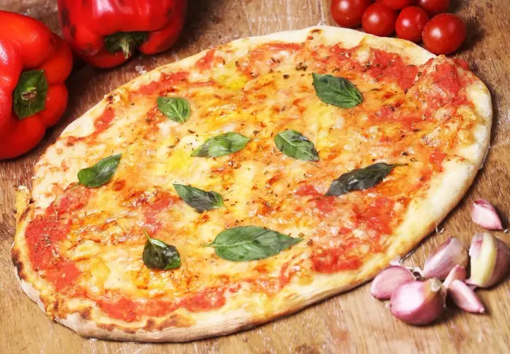 Jak upiec pizzę na kamieniu, by uniknąć zakalca i uzyskać chrupkość