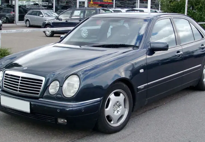 Mercedes E-Class W210: historia, osiągi i luksusowy komfort jazdy