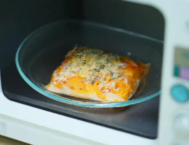 Jak podgrzać pizzę w mikrofali bez rozmoknięcia? Sprawdzone sposoby