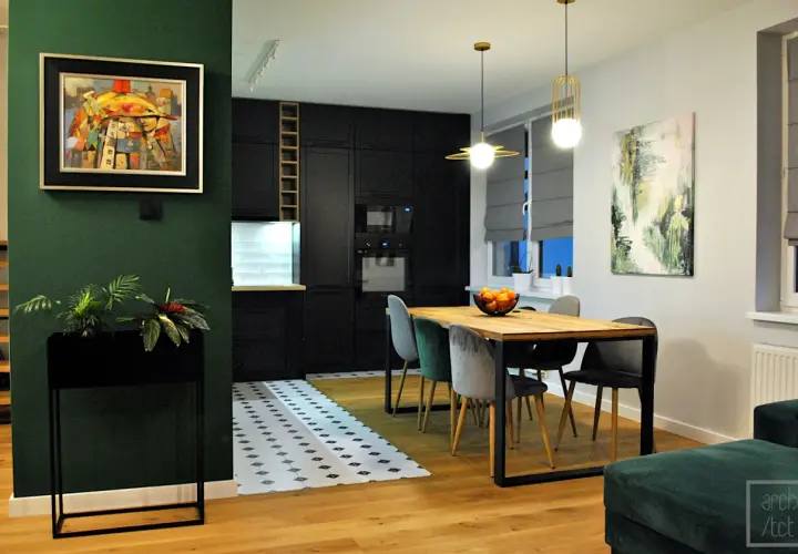 Salon z butelkową zielenią: 10 stylowych połączeń kolorów