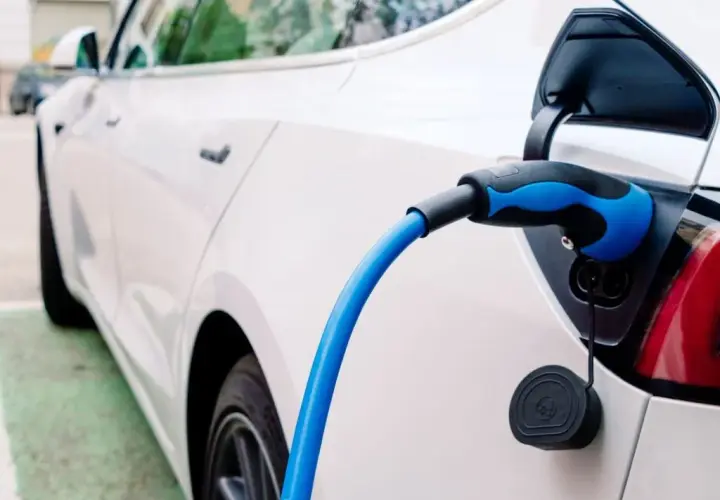Ile kosztuje 100 km samochodem elektrycznym? Sprawdź, jak zaoszczędzić