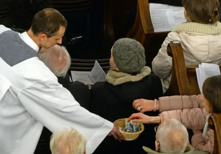 Jakie pensje mają księża w Polsce - zarobki na parafii i poza nią