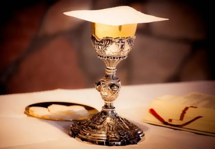 Jak rozłożyć kielich na ołtarzu - krok po kroku do perfekcji liturgicznej