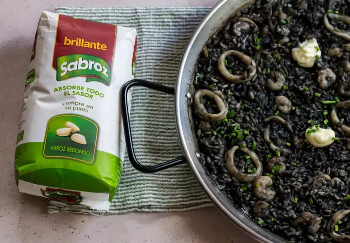 Arroz negro con calamares y gambas: receta fácil y deliciosa para disfrutar