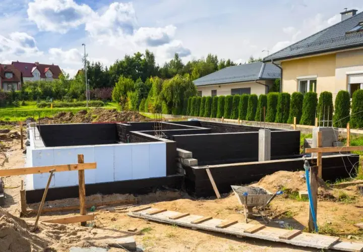 Czym izolować fundamenty, aby uniknąć wilgoci i strat ciepła?
