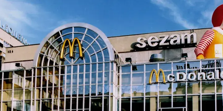 Kiedy był pierwszy McDonald's w Polsce? Oto zaskakujące fakty