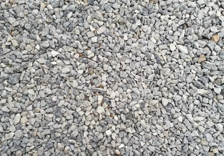 Kliniec czy tłuczeń na podjazd – który materiał wybrać, by uniknąć problemów?