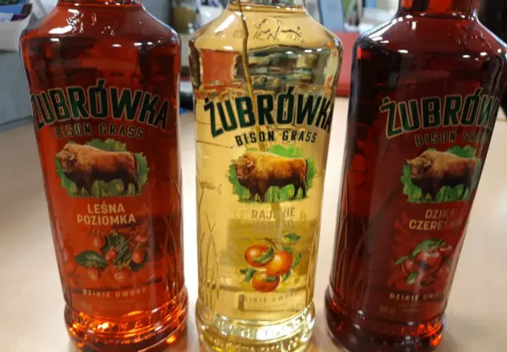 Ile kosztuje karton wódki Żubrówki? Sprawdź ceny i oferty w sklepach