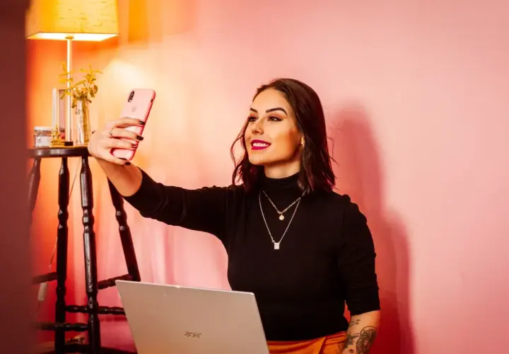 Influencerzy z mediów społecznościowych: Wpływ internetowych osobowości na trendy rozrywkowe
