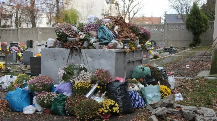 Ile kosztuje wywóz śmieci z cmentarza i co wpływa na te opłaty?