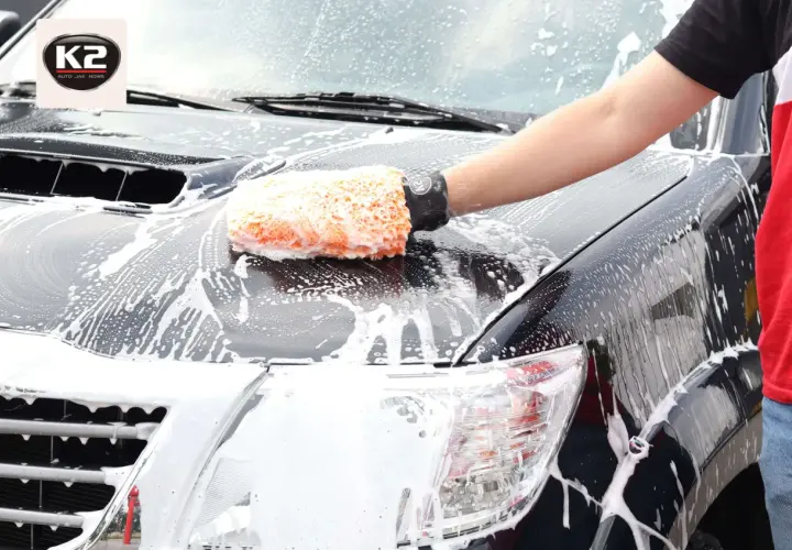 Czym myć auto po woskowaniu, aby nie uszkodzić powłoki?