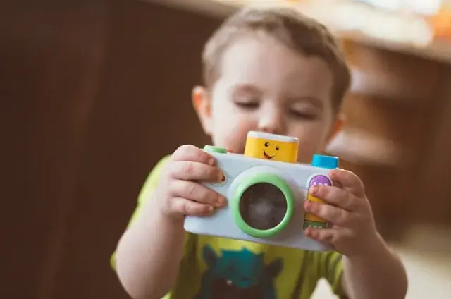 Jaki aparat fotograficzny dla dziecka? Wybierz mądrze, uniknij rozczarowań