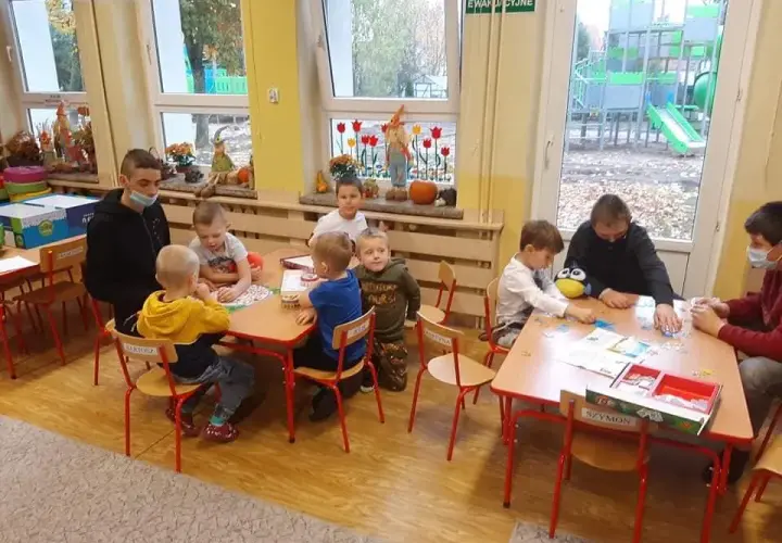 Wolontariat w przedszkolu na czym polega? Odkryj jego korzyści i zadania