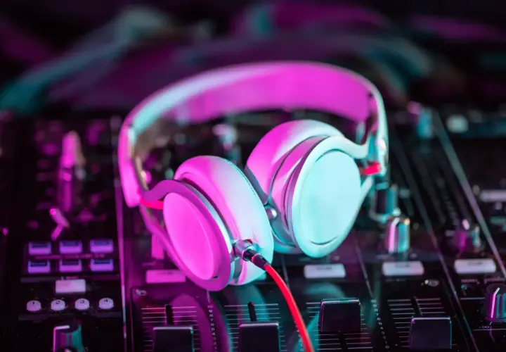 Harmonia i hałas: Ewolucja muzyki elektronicznej