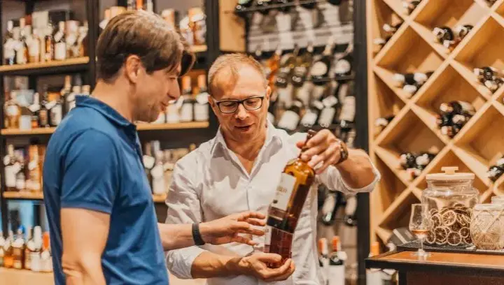 Rum czy whisky: kluczowe różnice, które warto znać przed wyborem