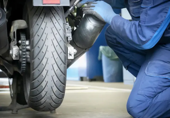 Przegląd motoroweru krok po kroku: Czego mechanicy naprawdę pilnie szukają