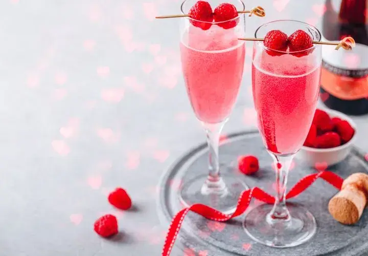 Pomysły na drinki z wina musującego, które zachwycą gości