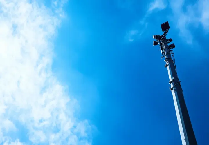Maszt do kamery: jak wybrać, zainstalować i zapewnić stabilność?