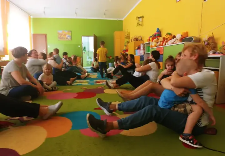 Proste zabawy integracyjne z rodzicami w przedszkolu – buduj relacje i dobrą atmosferę