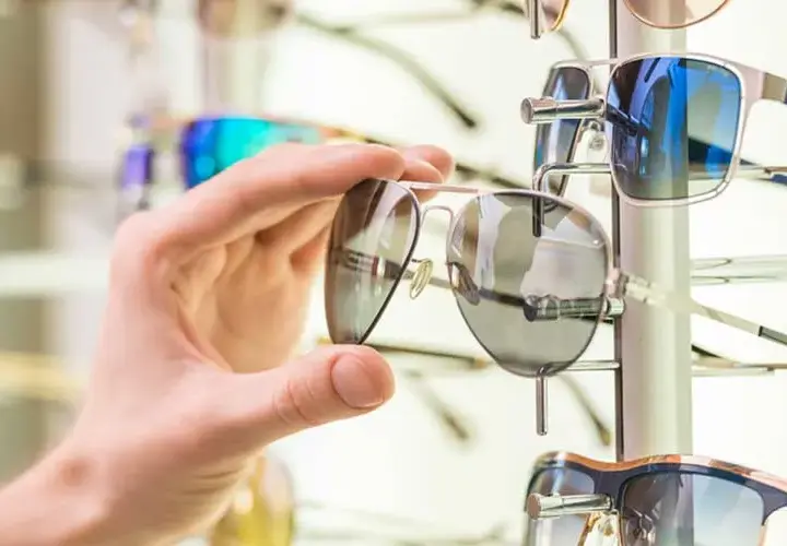 Jakie oprawki wybrać: plastikowe czy metalowe – co jest lepsze?