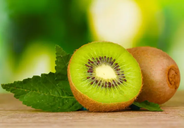 Kiwi: Ile kalorii ma owoc? Zaskakujące fakty o niskiej kaloryczności