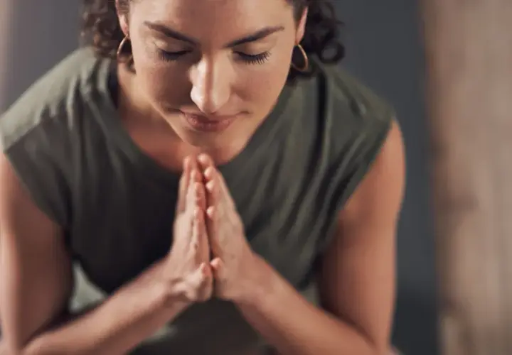 Co znaczy namaste w jodze? Odkryj jego głębokie znaczenie i moc