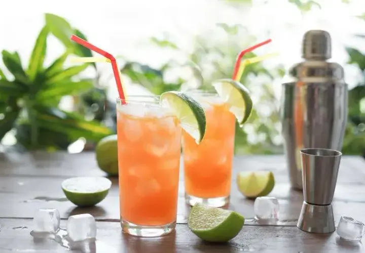 Pyszne drinki ze Spritem, które zaskoczą Twoich gości