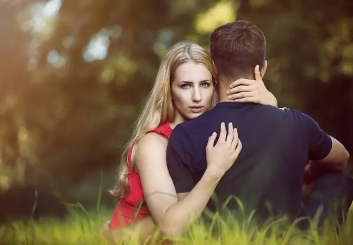 Jak zachowuje się zakochana kobieta? Kluczowe sygnały i emocje, które warto znać