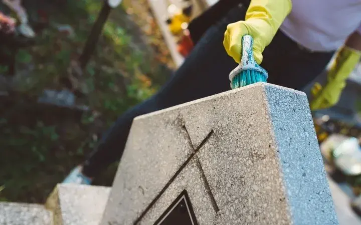 Skuteczne sposoby na czyszczenie pomników z granitu bez uszkodzeń