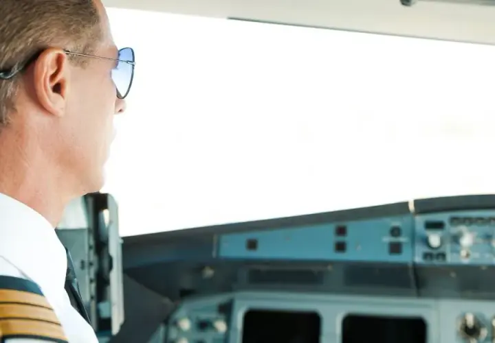 Ile zarabiają piloci Ryanair? Zaskakujące fakty o wynagrodzeniach