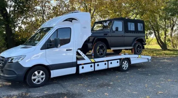 Ile kosztuje holowanie samochodu na lawecie? Sprawdź ceny i czynniki wpływające na koszty