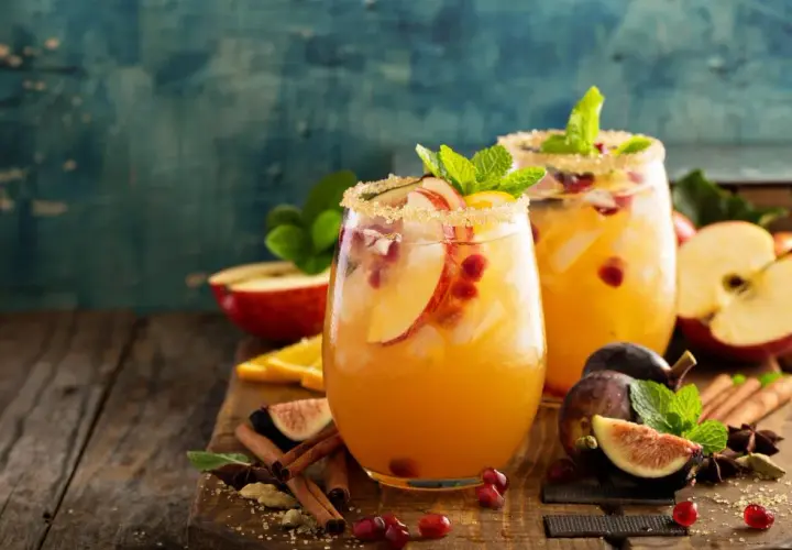 Pyszne drinki z białym winem, które orzeźwią każdą imprezę