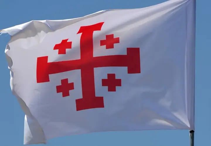 Czy katolik może nosić krzyż jerozolimski? Odkryj prawdę o tym symbolu