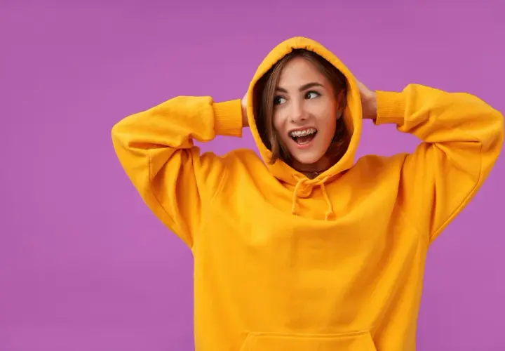 Dlaczego dziewczyny chcą bluzy – emocjonalne powody tego zjawiska