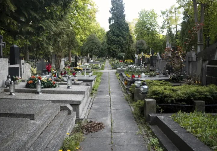 Ile kosztuje kwatera na cmentarzu? Ceny w różnych miastach Polski
