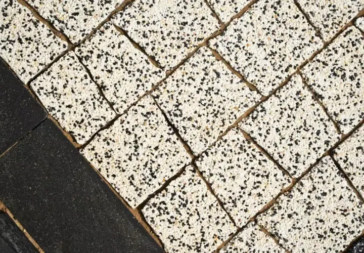 Modna kostka brukowa: trendy, które odmienią twój ogród i taras