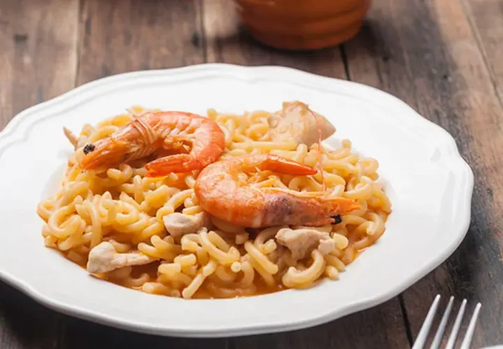 Fideuá de pollo y gambas: receta fácil que no puedes perderte