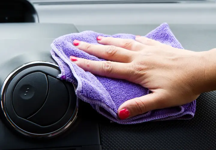 Czym myć auto w środku, aby uniknąć zarysowań i plam?
