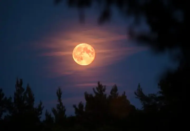 Księżyc w astrologii: Jak wpływa na twoje emocje i pragnienia