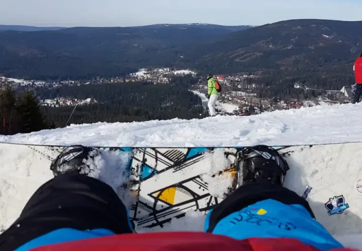 Ile kosztuje lekcja jazdy na snowboardzie? Sprawdź ceny i porównaj!