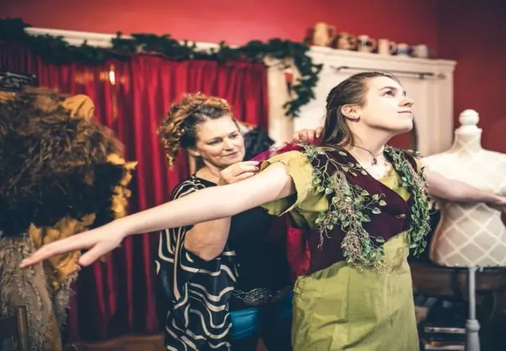 Kto szyje kostiumy dla aktorów: poznaj specjalistów teatralnych i filmowych